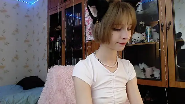 Snapshot of cloudgirrl chatting on 02-11-25, 08:52 cloudgirrl online show from 02-11-25, 08:52