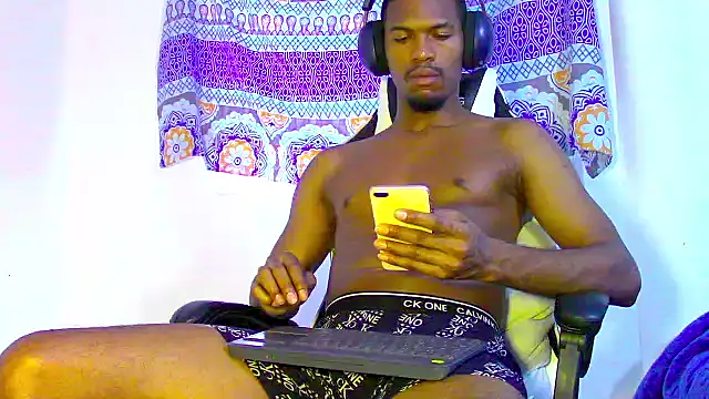 Snapshot of Amir_mikelsen chatting on 09-18-25, 08:12 Amir mikelsen online show from 09-18-25, 08:12