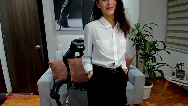 Snapshot of Emmy_petit chatting on 02-11-25, 01:52 Emmy petit online show from 02-11-25, 01:52