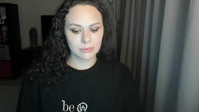 MollyCheiz online show from 06-17-26, 09:47