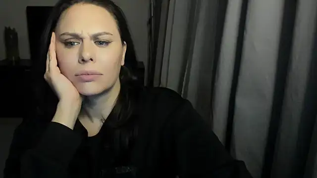 MollyCheiz online show from 12-22-25, 10:10