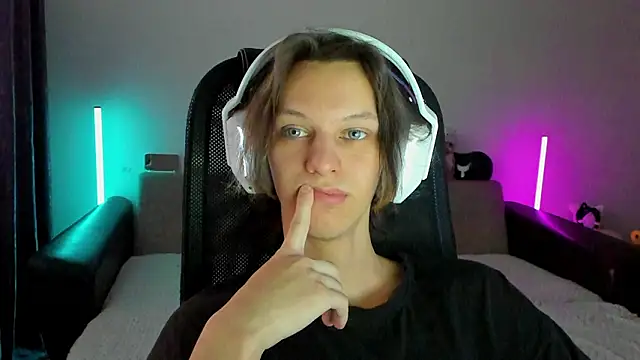 Snapshot of Ostin_meow chatting on 02-15-26, 11:42 Ostin meow online show from 02-15-26, 11:42