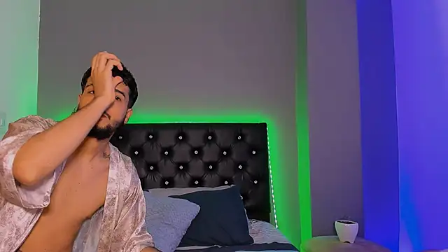 Snapshot of sharon_and_myke chatting on 12-19-24, 12:02 sharon and myke online show from 12-19-24, 12:02