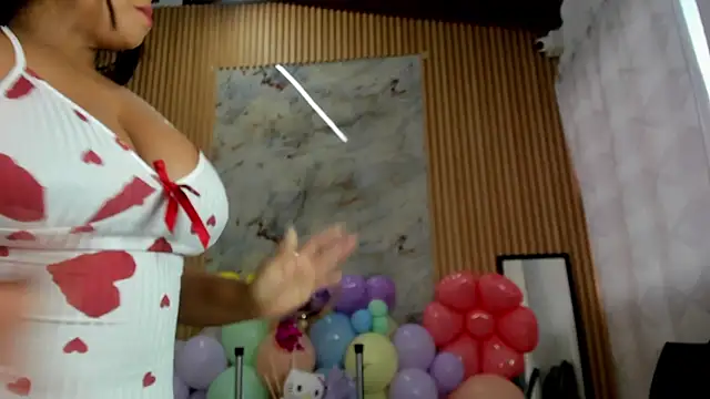 Any topless online show from 04-12-26, 11:02