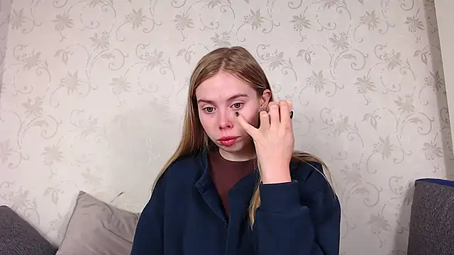 sofiaa here online show from 05-13-26, 12:06