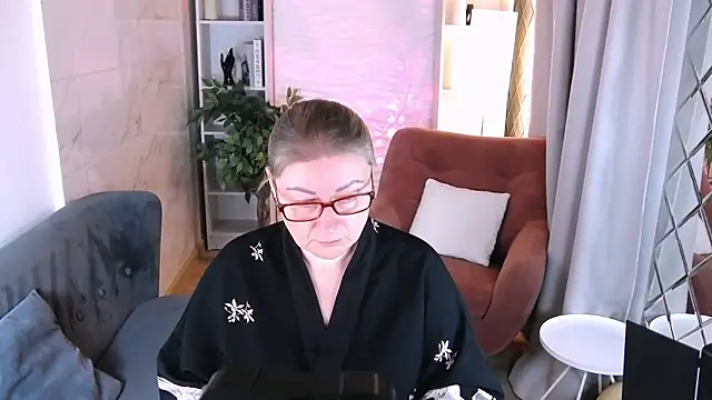 AlexandraKind online show from 11-15-25, 01:37