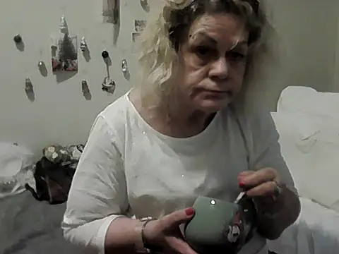 housewife shantie online show from 11-29-25, 08:58