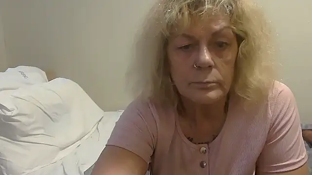 Snapshot of housewife_shantie chatting on 09-28-25, 09:49 housewife shantie online show from 09-28-25, 09:49