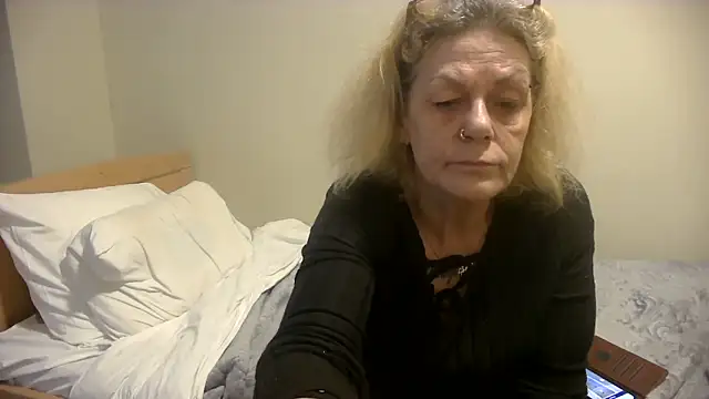 Snapshot of housewife_shantie chatting on 10-16-25, 08:00 housewife shantie online show from 10-16-25, 08:00