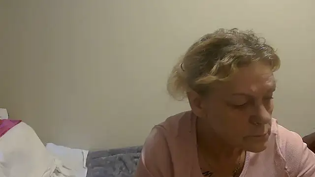Snapshot of housewife_shantie chatting on 10-05-25, 08:27 housewife shantie online show from 10-05-25, 08:27