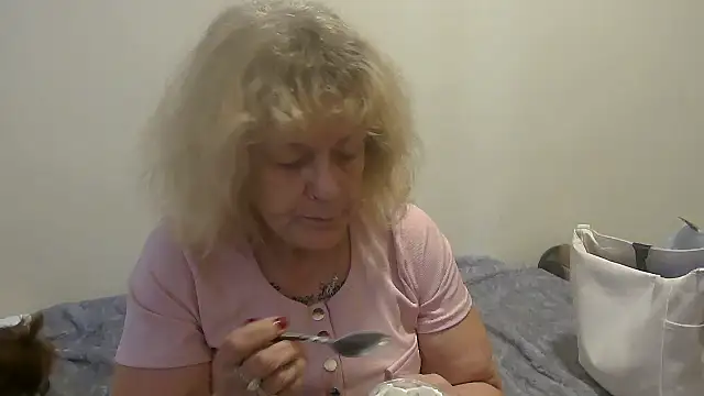 Snapshot of housewife_shantie chatting on 09-27-25, 12:55 housewife shantie online show from 09-27-25, 12:55