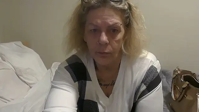 Snapshot of housewife_shantie chatting on 10-10-25, 06:47 housewife shantie online show from 10-10-25, 06:47