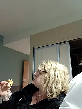 housewife shantie online show from 12-17-25, 02:44