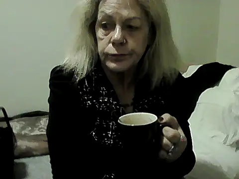 housewife shantie online show from 11-13-25, 07:18