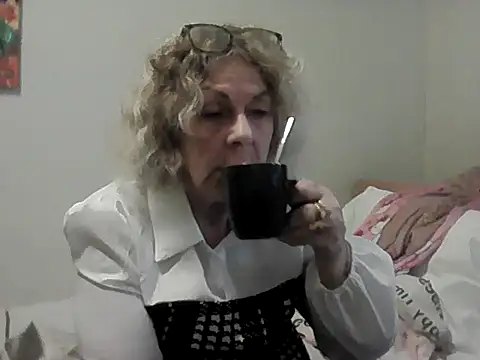 housewife shantie online show from 03-11-26, 12:10