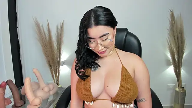 Snapshot of leylaclintonxx chatting on 03-15-25, 10:11 leylaclintonxx online show from 03-15-25, 10:11