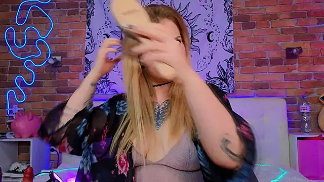 Snapshot of LinaQik chatting on 02-17-25, 08:06 LinaQik online show from 02-17-25, 08:06