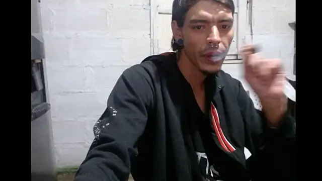 Snapshot of tayler_punk_noise chatting on 02-12-25, 02:14 tayler punk noise online show from 02-12-25, 02:14