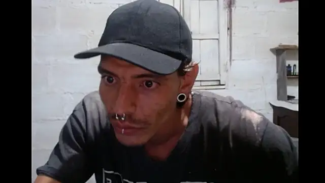 Snapshot of tayler_punk_noise chatting on 02-17-25, 01:15 tayler punk noise online show from 02-17-25, 01:15