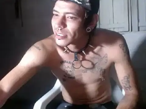 Snapshot of tayler_punk_noise chatting on 01-06-25, 11:52 tayler punk noise online show from 01-06-25, 11:52