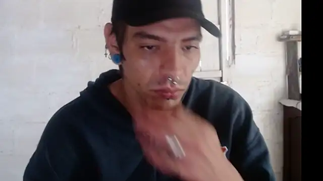 Snapshot of tayler_punk_noise chatting on 01-09-25, 02:40 tayler punk noise online show from 01-09-25, 02:40