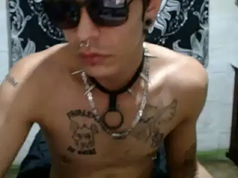 Snapshot of tayler_punk_noise chatting on 12-30-24, 01:26 tayler punk noise online show from 12-30-24, 01:26