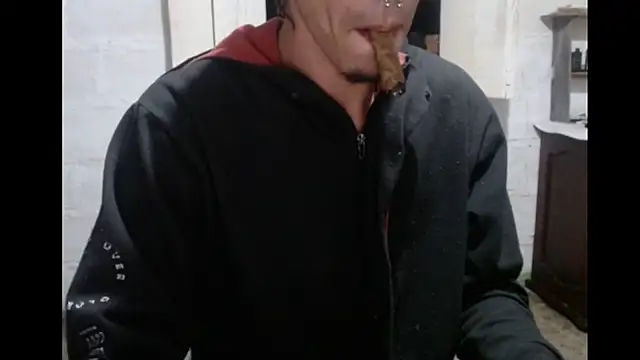 Snapshot of tayler_punk_noise chatting on 02-08-25, 12:49 tayler punk noise online show from 02-08-25, 12:49