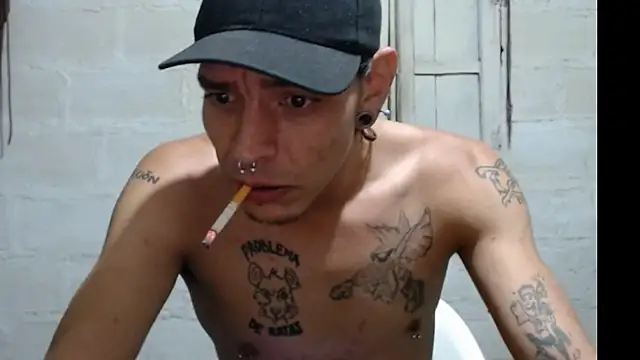 Snapshot of tayler_punk_noise chatting on 01-11-25, 12:12 tayler punk noise online show from 01-11-25, 12:12