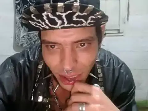 Snapshot of tayler_punk_noise chatting on 01-05-25, 03:32 tayler punk noise online show from 01-05-25, 03:32