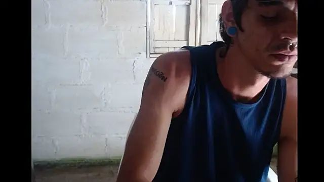 Snapshot of tayler_punk_noise chatting on 01-28-25, 07:32 tayler punk noise online show from 01-28-25, 07:32