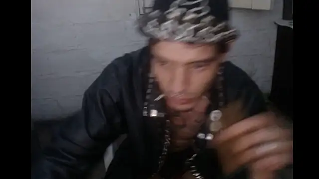 Snapshot of tayler_punk_noise chatting on 02-02-25, 01:02 tayler punk noise online show from 02-02-25, 01:02