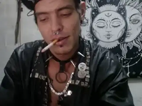 Snapshot of tayler_punk_noise chatting on 01-06-25, 01:09 tayler punk noise online show from 01-06-25, 01:09