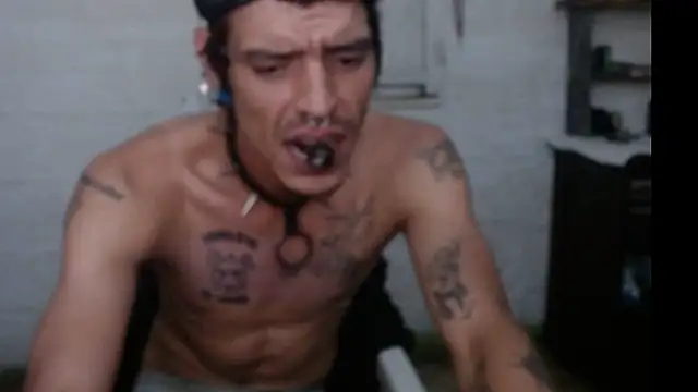 Snapshot of tayler_punk_noise chatting on 01-19-25, 12:49 tayler punk noise online show from 01-19-25, 12:49