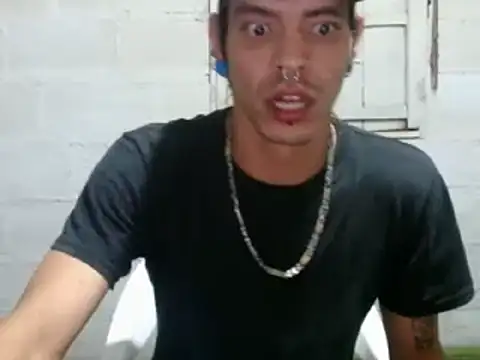 Snapshot of tayler_punk_noise chatting on 01-01-25, 03:23 tayler punk noise online show from 01-01-25, 03:23