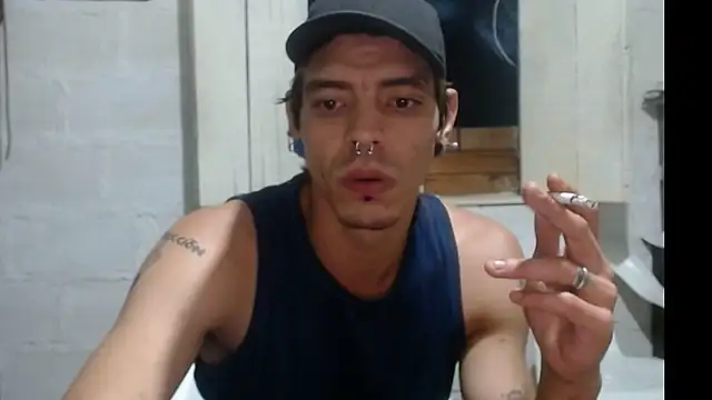 Snapshot of tayler_punk_noise chatting on 01-07-25, 11:24 tayler punk noise online show from 01-07-25, 11:24