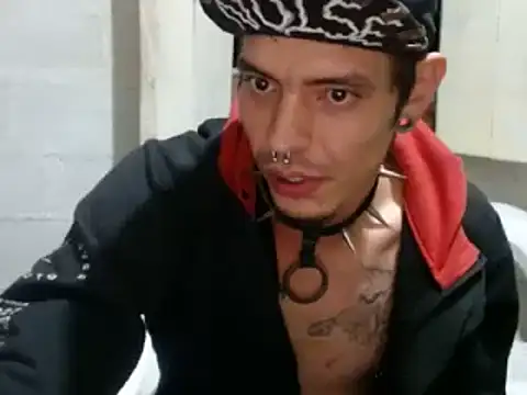 Snapshot of tayler_punk_noise chatting on 12-24-24, 11:33 tayler punk noise online show from 12-24-24, 11:33