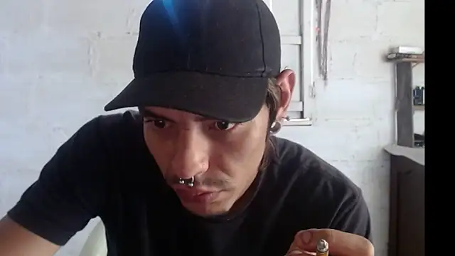 Snapshot of tayler_punk_noise chatting on 01-18-25, 03:59 tayler punk noise online show from 01-18-25, 03:59