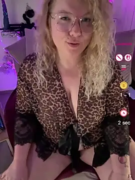 Snapshot of CurvyAnonymousGirl89 chatting on 06-04-26, 07:40 CurvyAnonymousGirl89 online show from 06-04-26, 07:40