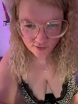 CurvyAnonymousGirl89 online show from 04-11-26, 07:45