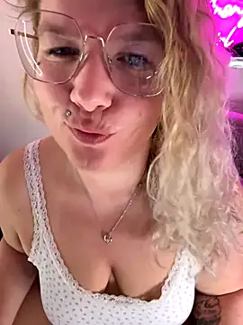 CurvyAnonymousGirl89 online show from 10-27-25, 05:41