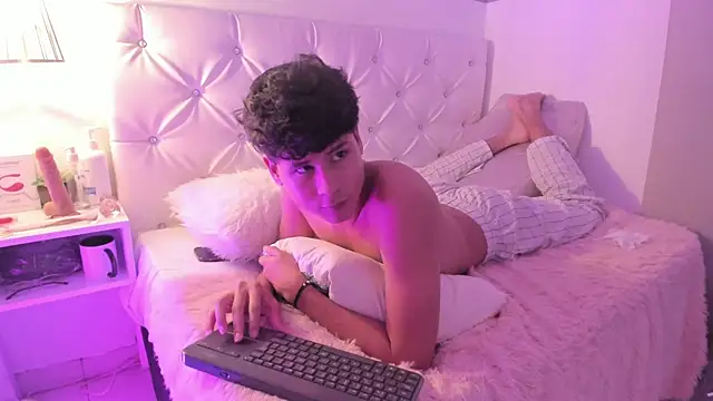 Snapshot of RaidenBoy1 chatting on 01-25-25, 01:43 RaidenBoy1 online show from 01-25-25, 01:43