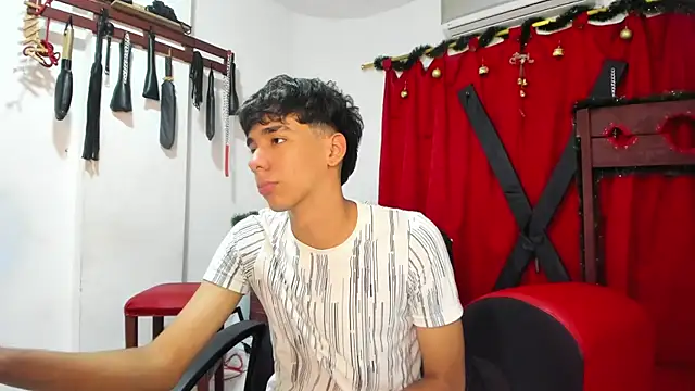 Snapshot of Harry_LatinBoy chatting on 12-17-24, 11:05 Harry LatinBoy online show from 12-17-24, 11:05