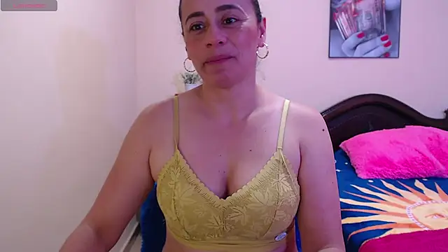 Snapshot of sara_florez1 chatting on 10-13-25, 12:40 sara florez1 online show from 10-13-25, 12:40