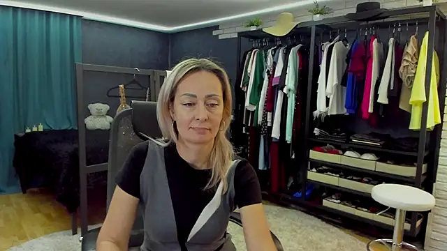 Snapshot of Julia_Cherry_ chatting on 02-08-26, 04:15 Julia Cherry online show from 02-08-26, 04:15