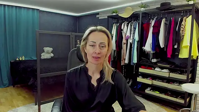 Julia Cherry  online show from 03-12-26, 04:55