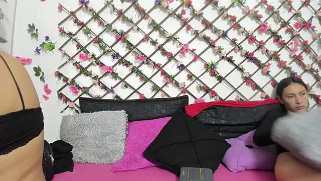 Snapshot of thedream_girls chatting on 03-22-25, 06:14 thedream girls online show from 03-22-25, 06:14