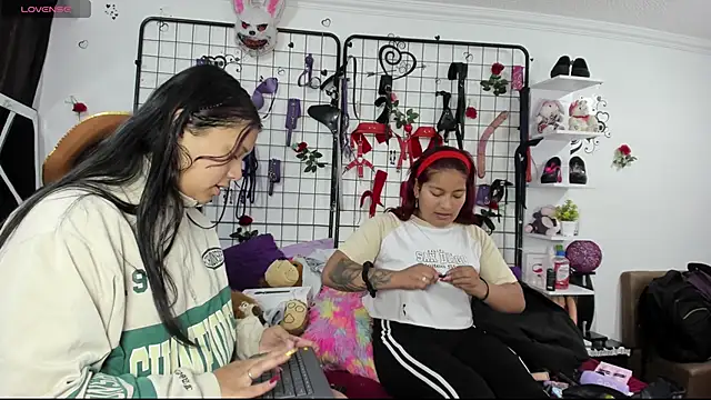 Snapshot of thedream_girls chatting on 06-15-26, 01:00 thedream girls online show from 06-15-26, 01:00