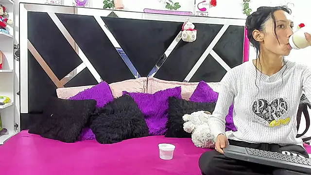Snapshot of thedream_girls chatting on 09-19-25, 12:09 thedream girls online show from 09-19-25, 12:09