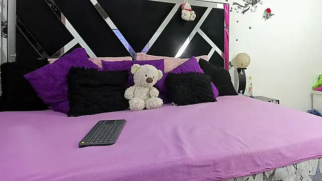 Snapshot of thedream_girls chatting on 10-11-25, 12:06 thedream girls online show from 10-11-25, 12:06
