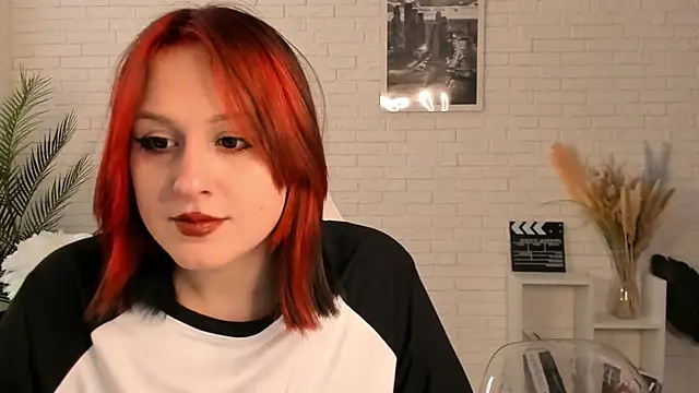 Snapshot of EdlaHatter chatting on 12-04-24, 06:38 EdlaHatter online show from 12-04-24, 06:38